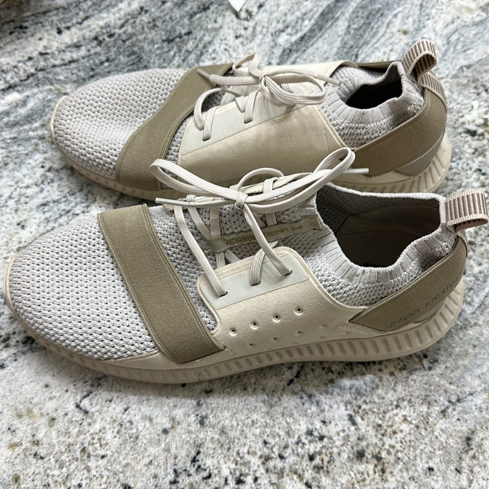 Under armor women’s sneakers. Size 7y. Like new.